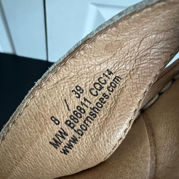 BORN Flat Thong Sandals Off White Leather - Picture 9 of 9